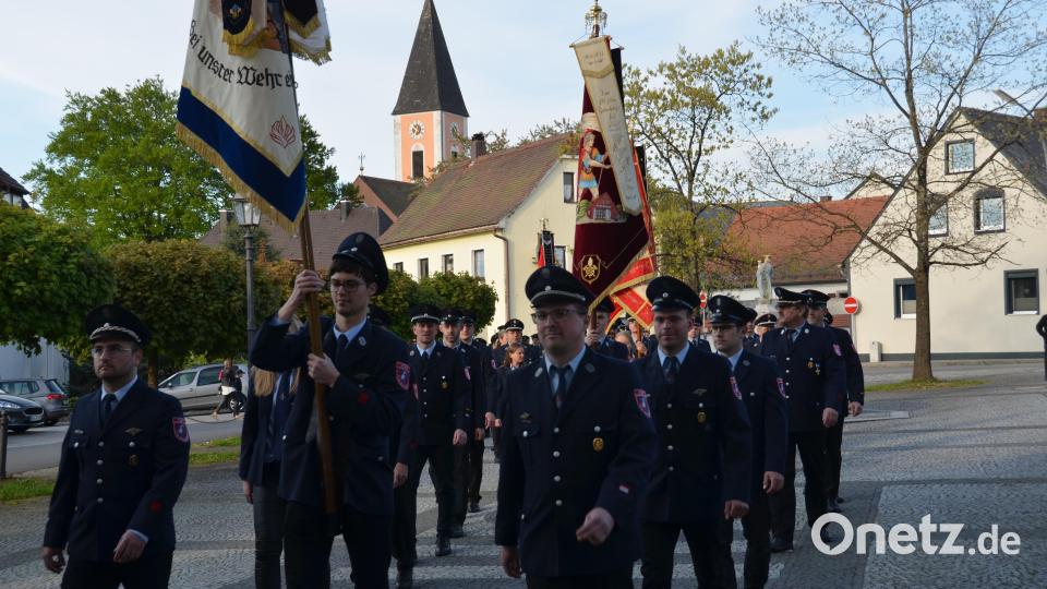 Mitglieder aller sieben Feuerwehren der Großgemeinde Vohenstrauß versammelten sich am Samstagabend, um feierlich ihres Schutzpatrons, des heiligen Florian zu gedenken. Die Feuerwehr Altenstadt/Voh. machte den Anfang. Bild: dob