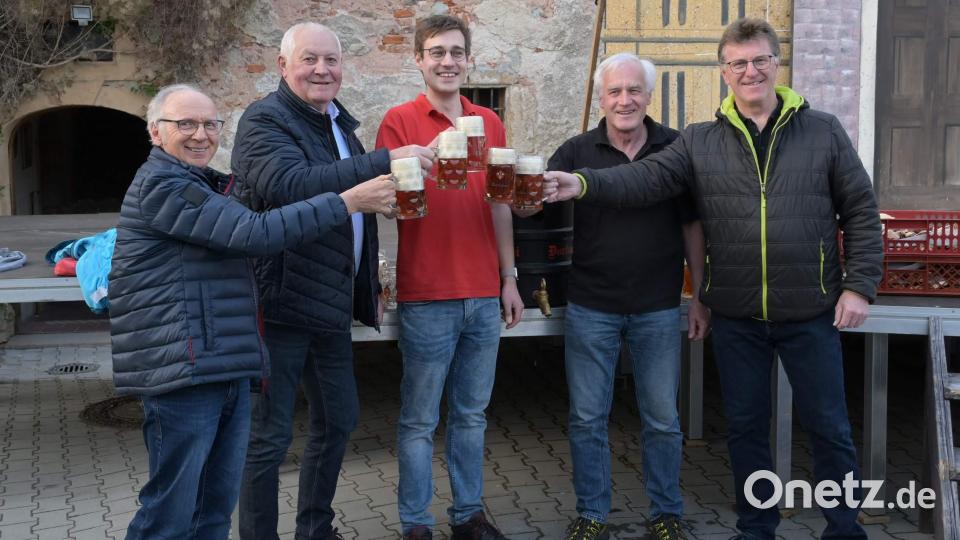 Zum Start der Bühnenproben für Jules Vernes „In 80 Tagen um die Welt“ wurde auf das Gelingen der neun Vorstellungen mit einem guten Schluck „Extra-Bier“ angestoßen (von links): 2. Vorsitzender Alfred Härtl, Vorsitzender Altbürgermeister Hans Drexler, Brauerei-Chef Sebastian Dorfner, Senior-Chef Franz Dorfner und Regisseur Dieter Held. Bild: u