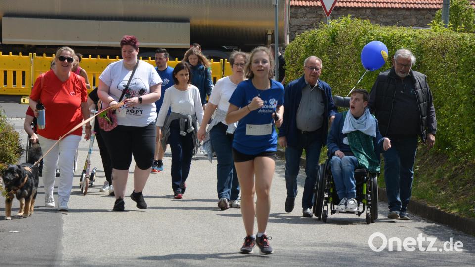 Laufend und gehend unterwegs für den guten Zweck. Bild: jr