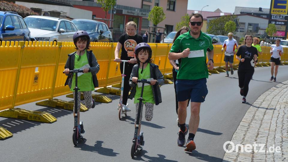 Laufend, gehend oder auch mit Scootern waren die Teilnehmern unterwegs. Bild: jr