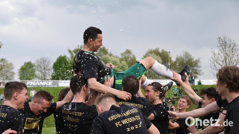 Die Akteure des FC Weiden-Ost ließen Spielertrainer Florian Schrepel hochleben. Bild: Gebert
