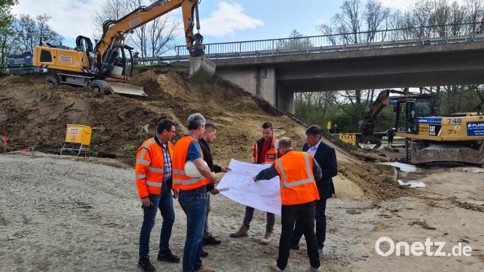 Die Bürgermeister Edgar Knobloch (Grafenwöhr) und Marcus Gradl (Eschenbach) nehmen die Arbeiten an der Verbindungsbrücke zwischen ihren Städten genau unter die Lupe. Bild: sne