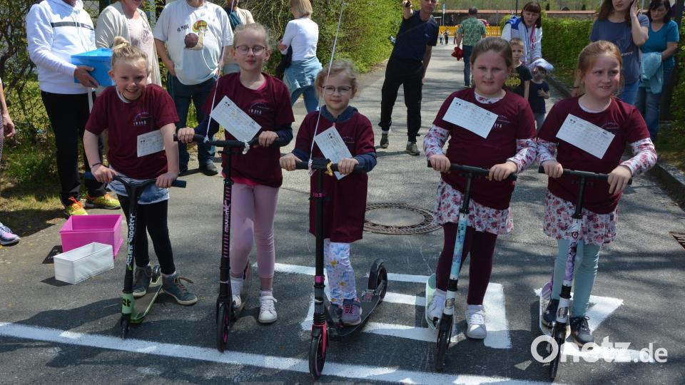 Diese Schülerinnen der Grundschule Mitterteich gingen mit Scootern an den Start. Bild: jr
