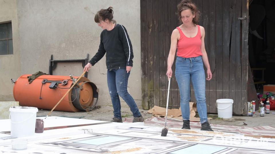 Zur künstlerischen Gestaltung der Kulissen holte sich der Festspielverein nochmals professionelle Hilfe. Drei Tage lang waren die beiden diplomierten Theatermalerinnen Sandra Markgraf (links) und Yvonne Dick mit den Arbeiten beschäftigt. Bild: u