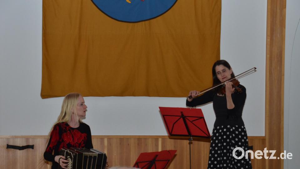 Susanne Hofmann (rechts) brachte heuer zum 15. Mal Tangomusik in die Pfalzgrafenstadt. Am Bandoneon (links) Judith Brandenburg. Bild: dob