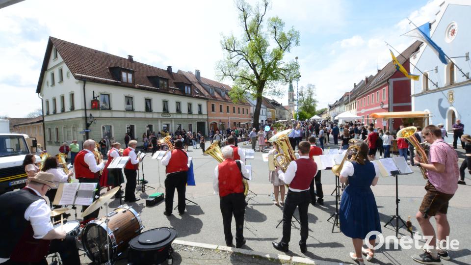 Kreuzbergmarkt mit musikalischer Untermalung. Die Stadtkapelle beim Standkonzert. Bild: bey