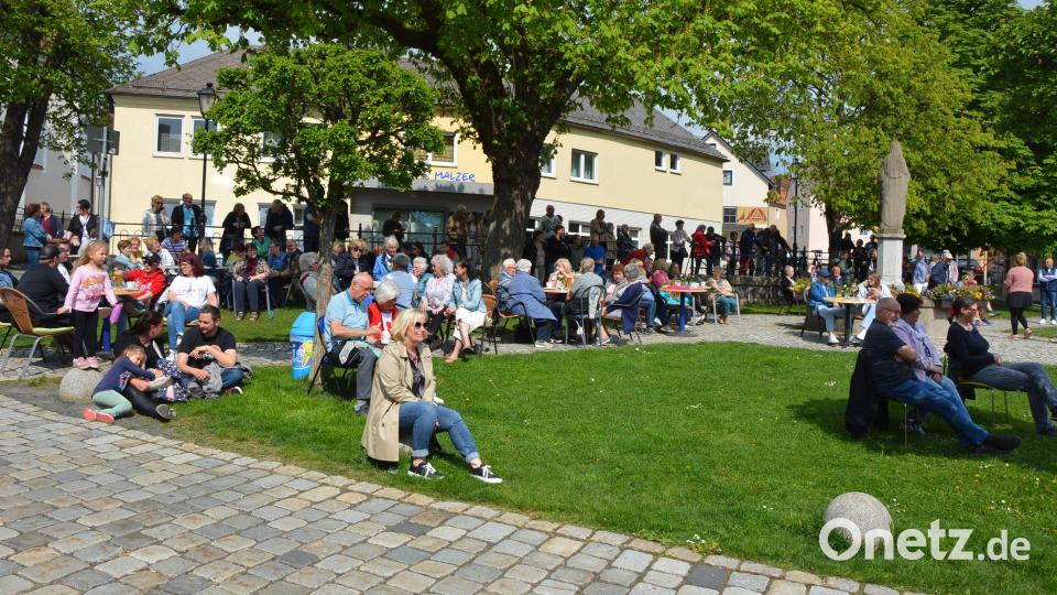 Zahlreiche Zuhörer hatten sich rundherum auf dem Therese-Neumann-Platz versammelt. Bild: jr
