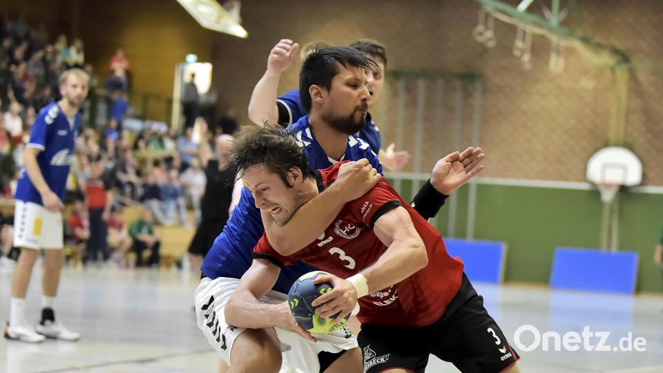 Handball der etwas rustikaleren Art gab es auch im Derby zwischen dem HC Sulzbach und der SG Auerbach/Pegnitz. In dieser Szene nimmt Daniel Schalanda (links) von den Gästen Stefan Ströhl von den Hausherren in die Zange, beobachtet von Maxim Pankraz (hinten) von den Gästen. Bild: Hubert Ziegler