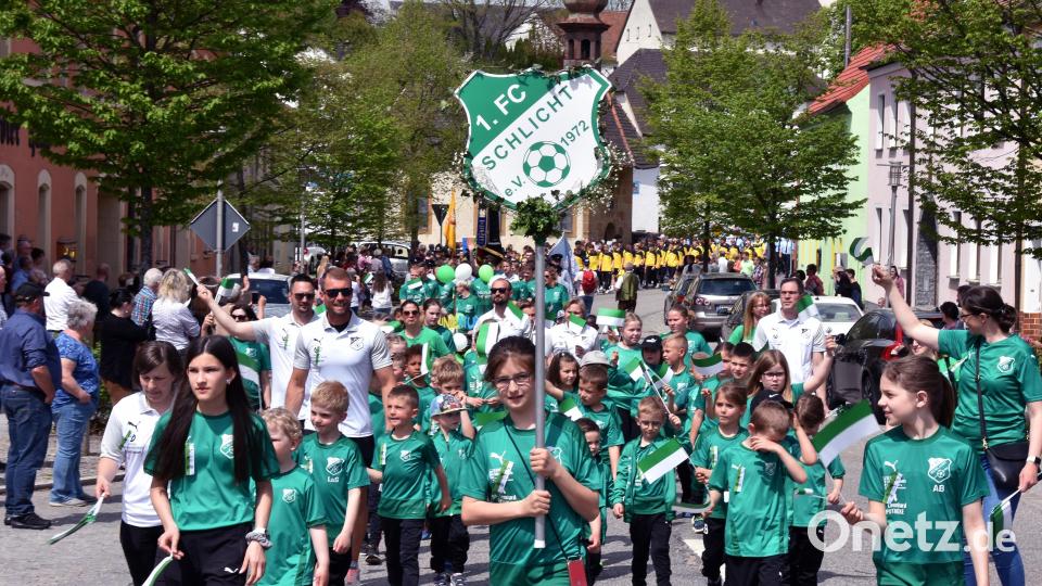 In Schlicht feierten die Landjugend und der 1. FC jeweils Jubiläum. Entsprechend stark war die Beteiligung am Kirchenzug. Bild: Stephan Huber
