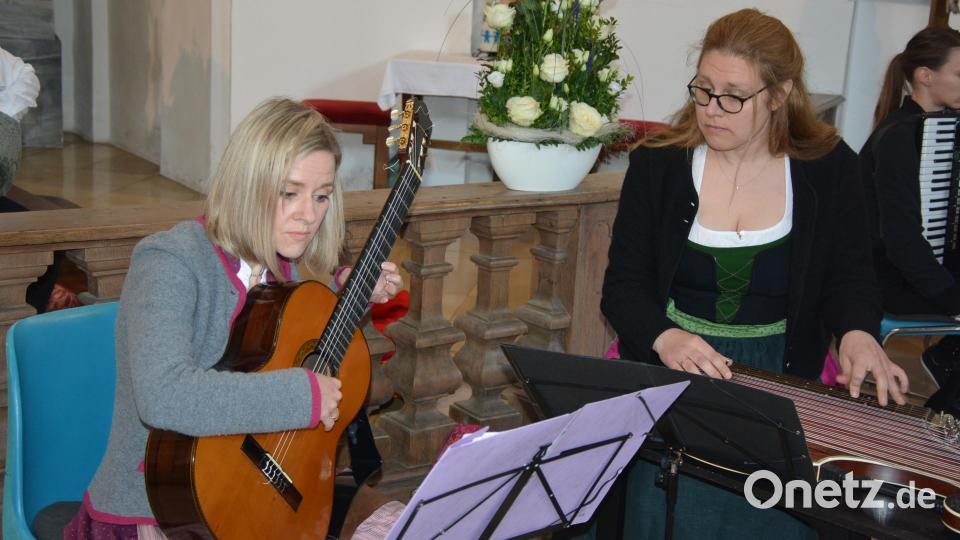 Die Saitenmusik Neualbenreuth mit Stefanie Schicker (links) und Regina Frank. Bild: jr