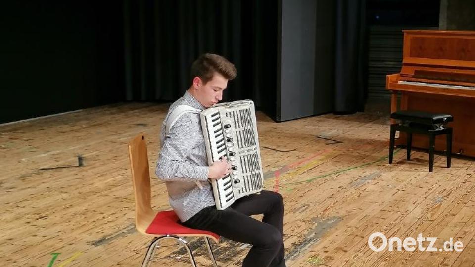 Franz Simeon spielte die Stücke „Game of Thrones – Main Theme“ und „Flick – Flack“ Bild: Kreismusikschule/exb