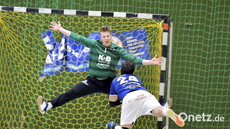 Torhüter John Niclas Martin vom HC Sulzbach-Rosenberg war mit seinen Glanzparaden der große Matchwinner im Heimspiel gegen die SG Auerbach/Pegnitz. In dieser Szene entschärft er einen Fallwurf von Daniel Schalanda von den Gästen. Bild: Hubert Ziegler