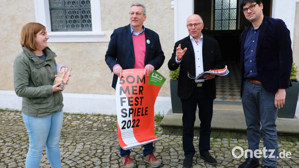 Die Werbeplakate sind schon gedruckt. Bei einer Begehung im Klosterhof klärten die Theaterleute um Till Rickelt (rechts), Pressesprecherin Verena Piehler, Wolfgang Meidenbauer mit Bürgermeister Albert Nickl (von links) organisatorische Einzelheiten für das LTO-Gastspiel am 23. Juli. Bild: do