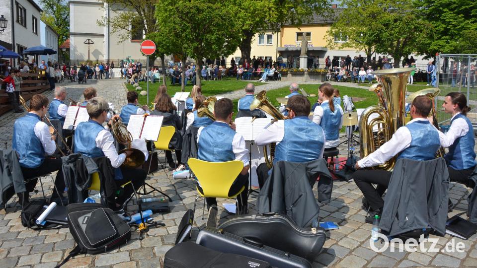 Die Blaskapelle Konnersreuth gab am Sonntagnachmittag bei strahlendem Sonnenschein ein Muttertagskonzert. Zahlreiche Zuhörer hatten sich rundherum auf dem Therese-Neumann-Platz versammelt. Bild: jr