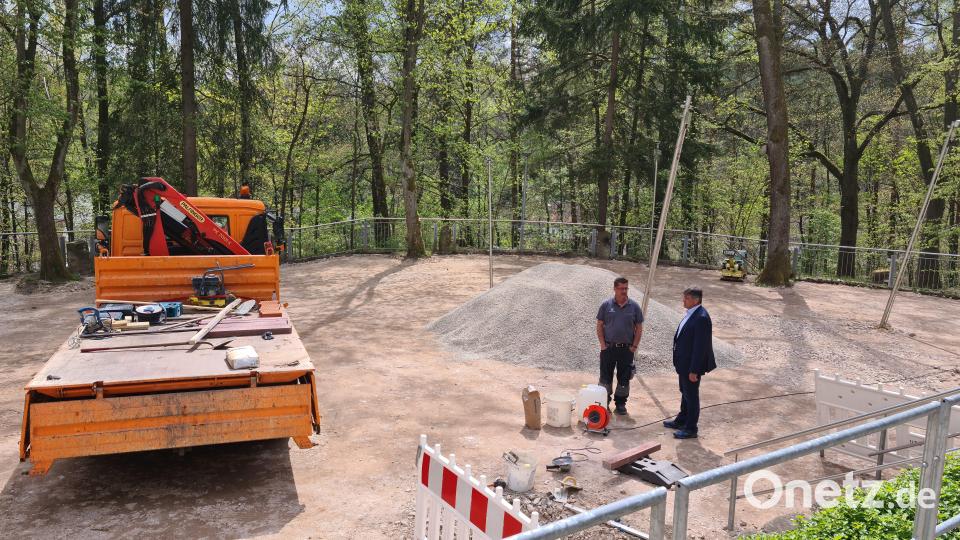 Für eine bessere Begehbarkeit wird die Zuschauerfläche der Naturbühne Schönberg nun mit Granitkiesel aufgefüllt. Bild: sne