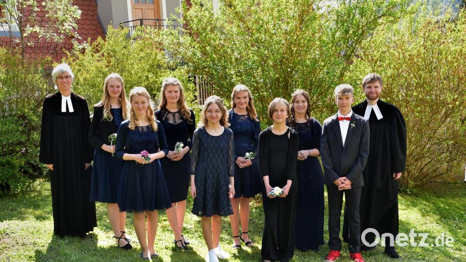 Die acht Jugendlichen des ersten Konfirmationsgottesdiensts. Bild: Fotohaus Jäger/exb