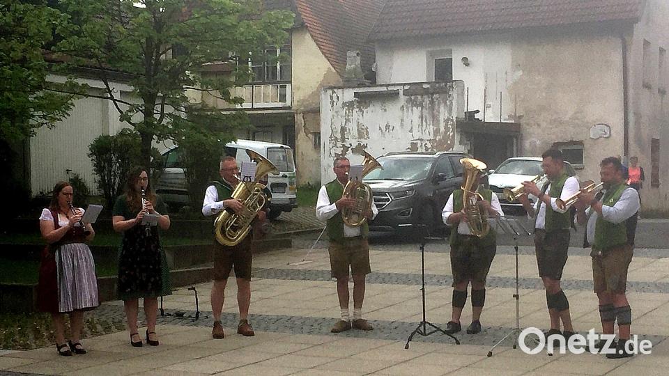 Die Boaznhocker spielen vor dem Caritasheim St. Hedwig. Bild: Karl Schwemmer