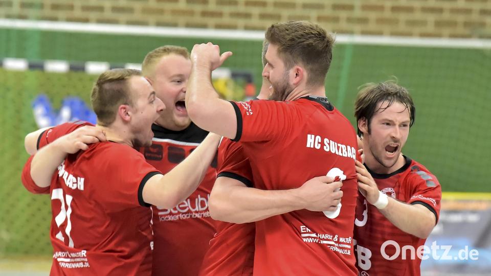Derbysieg! Nach dem Schlusspfiff brachen in der Krötenseehalle alle Dämme bei den Spielern des HC Sulzbach, wie hier (von links) Daniel Luber, Thomas Weiß, Jiri Smolik, Jonas Rohrbach und Stefan Ströhl. Bild: Hubert Ziegler