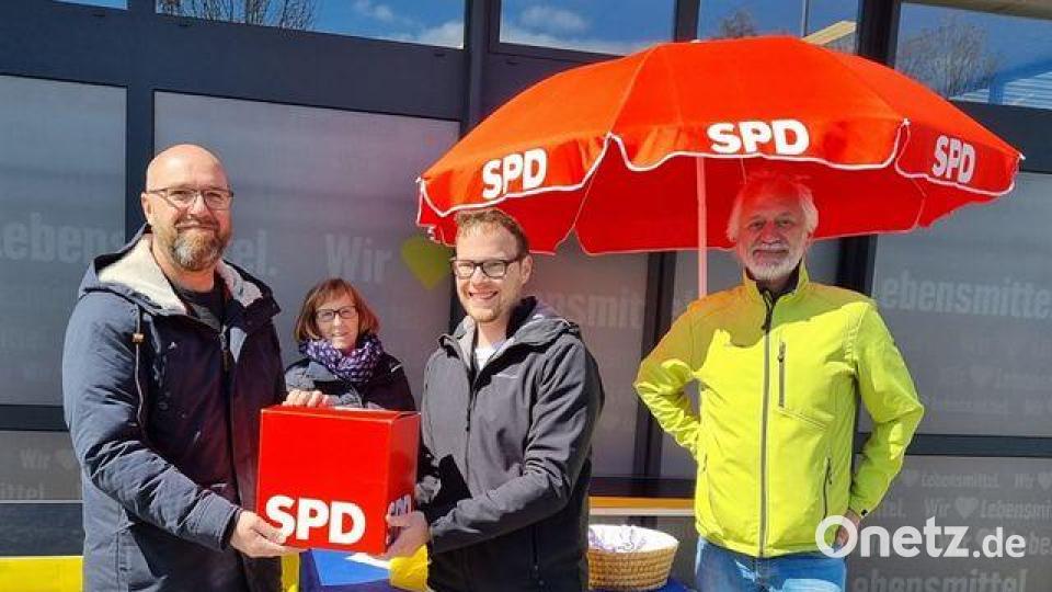 Der SPD-Ortsverein Ursensollen übergibt eine Spende für die Ukraineflüchtlinge (von links): Michael Sandner, Amalie Reichenberger, Daniel Reichenberger und Norbert Mitlmeier Bild: Anja Rönnebeck/exb