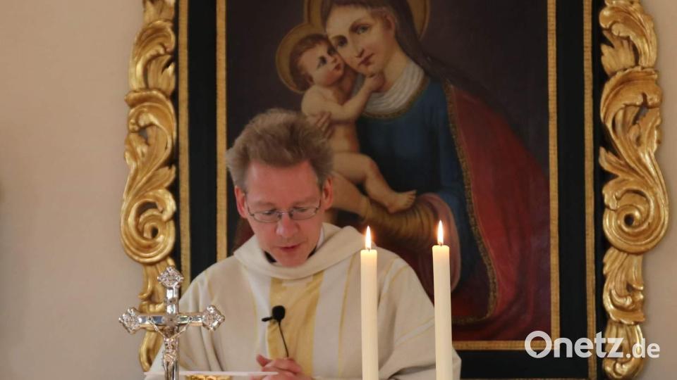 Der Hahnbacher Pfarrer Christian Schulz zelebriert den Festgottesdienst anlässlich der Wiedereinweihung der Kapelle in Steiningloh. Bild: u