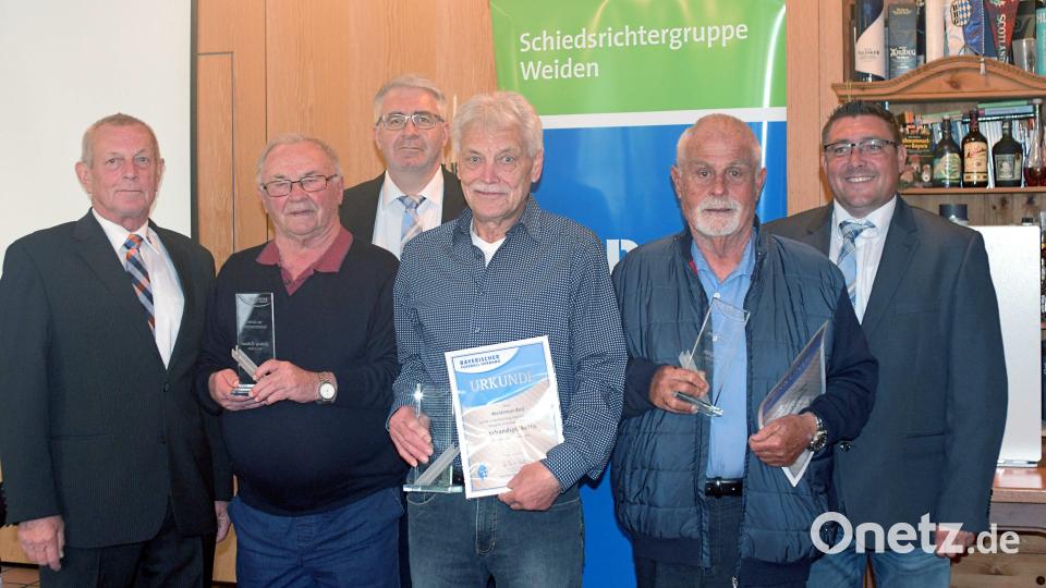 Ludwig Schreml, Waldemar Reil und Josef Gläßl (Zweiter, Vierter und Fünfter von links) wurden für über sechs Jahrzehnte als Schiedsrichter geehrt. Sehr zur Freude von Obmann Willi Hirsch (links), Bezirksvorsitzendem Thomas Graml (Dritter von links) und Bezirksschiedsrichterobmann Markus Weigert. Bild: otr