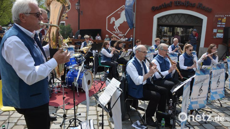 Die Blaskapelle Konnersreuth gab am Sonntagnachmittag bei strahlendem Sonnenschein ein Muttertagskonzert. Bild: jr