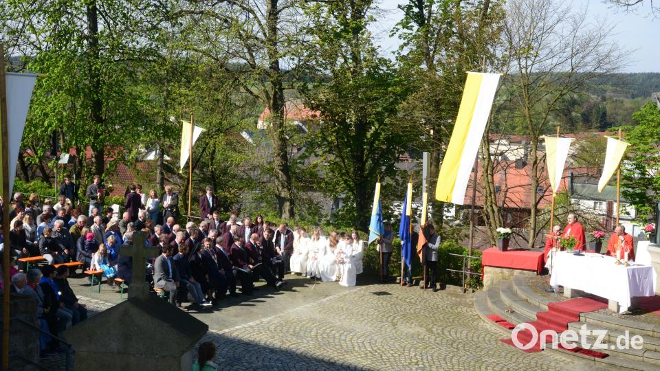 Die Beteiligung am Festgottesdienst ist groß. Nach zweijähriger Pause wegen der Corona-Pandemie wird wieder ein Kreuzbergfest gefeiert. Bild: bey