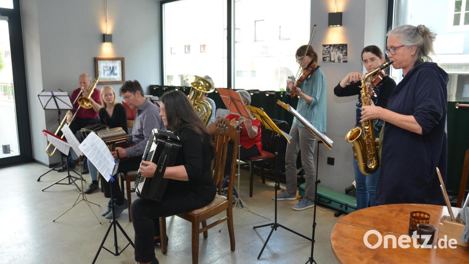 Zum Abschluss des 15. Tango-Festivals durften die Zuhörer im Restaurant und Café &quot;Friedrich&quot; wunderbarer Tango-Musik lauschen. Susanne Hofmann (Zweite von rechts) leitete das Festival. Bild: dob