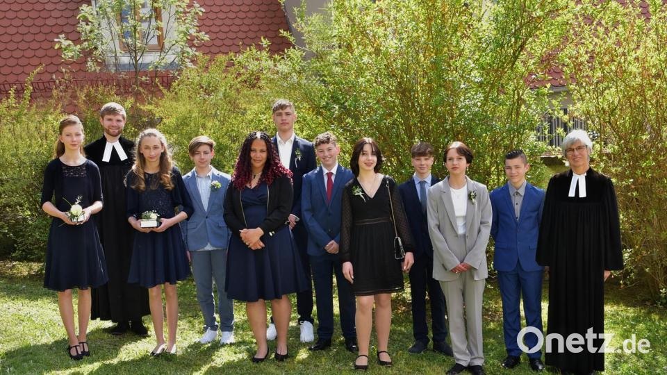 Zehn Jugendliche feierten im zweiten Gottesdienst Konfirmation. Bild: Fotohaus Jäger/exb