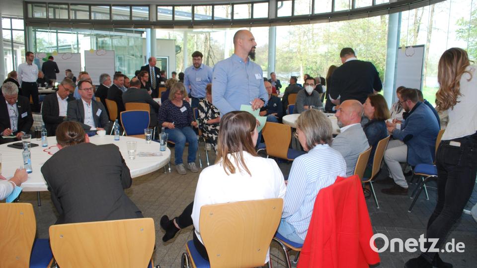 Bei der Auftaktveranstaltung im Innovision-Center in Weiherhammer schaffen die Teilnehmer in Workshops erste Grundlagen für eine digitale Kreisentwicklungs-Strategie. Bild: tss