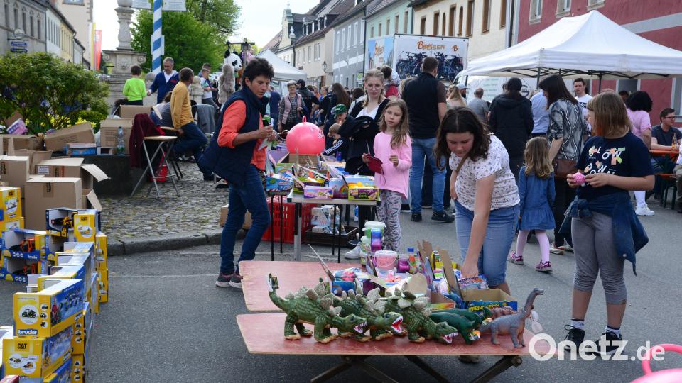 An den Pleysteiner Marktständen war am Nachmittag viel los Bild: bey