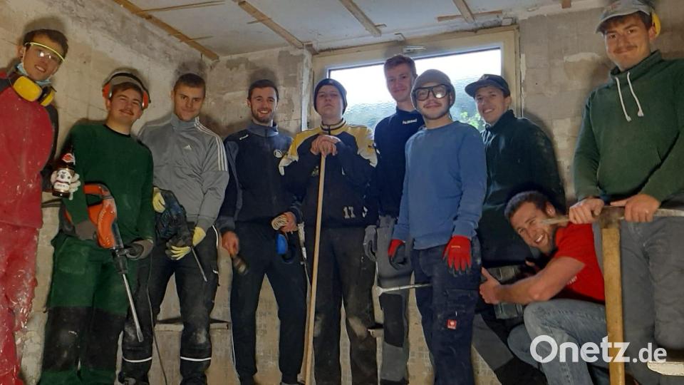 Trikots und Trainingsanzüge tauschten die Spieler der beiden Herrenmannschaften des FC Edelsfeld gegen Arbeitsmonturen ein, um ihre Kabinen und Duschen auf Vordermann zu bringen. Bild: lei