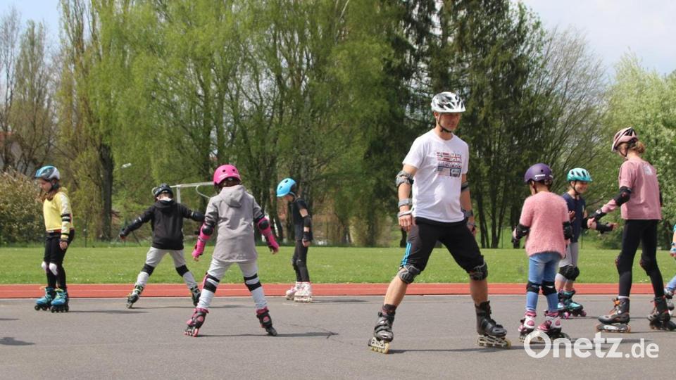 Das Junge Landvolk Waldthurn bietet unter Anleitung von Übungsleiter Matthias Spickenreuther (Mitte) einen Inlinerkurs an. Bild: fvo