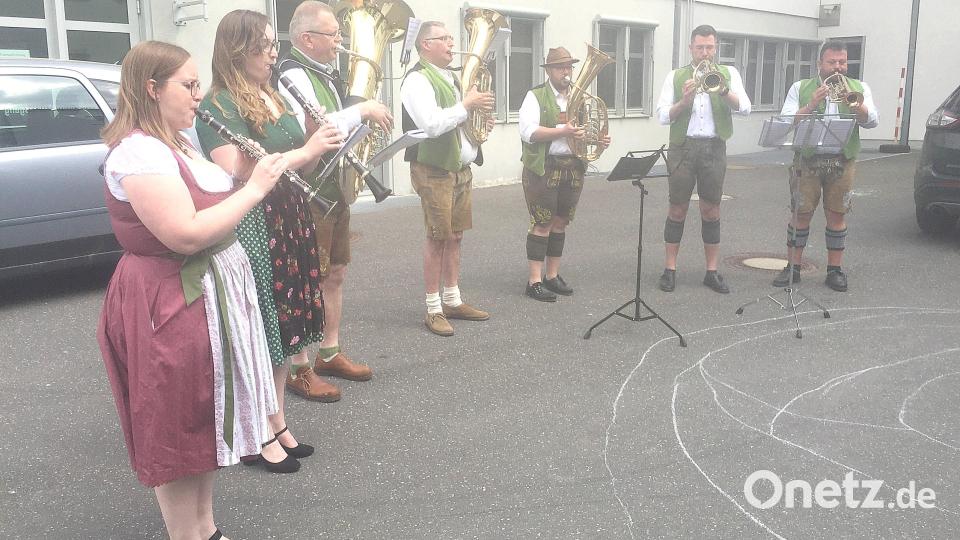 Auch vor der Notunterkunft der ukrainischen Flüchtlinge in Auerbach packten die Boaznhocker die Instrumente aus. Bild: sck