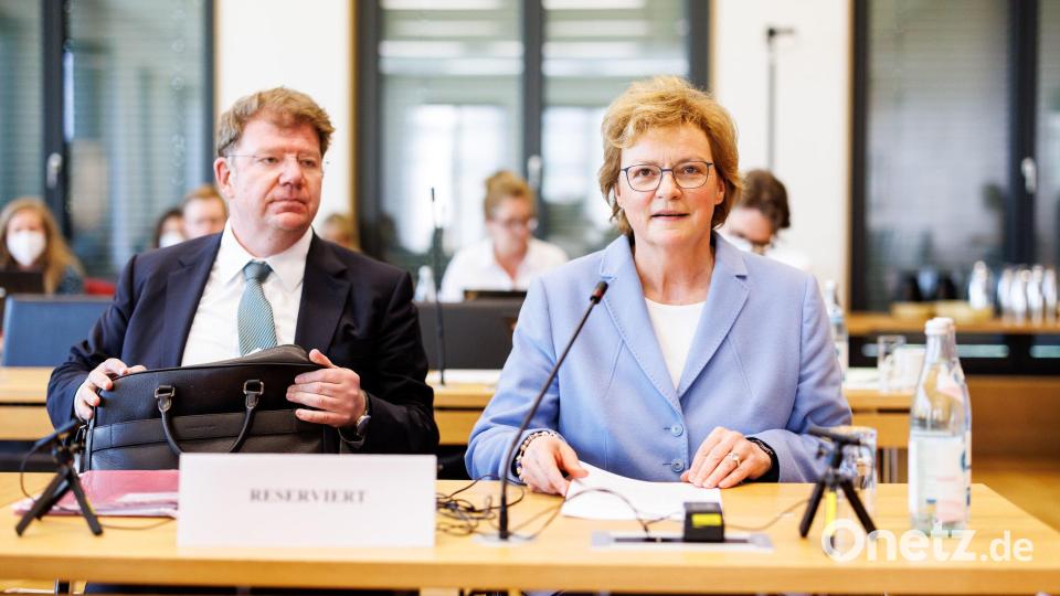 Die CSU-Europaabgeordnete Monika Hohlmeier ist als Zeugin mit ihrem Rechtsbeistand Christoph Knauer zu einer Sitzung des Maskenausschusses im bayerischen Landtag gekommen. Bild: Matthias Balk