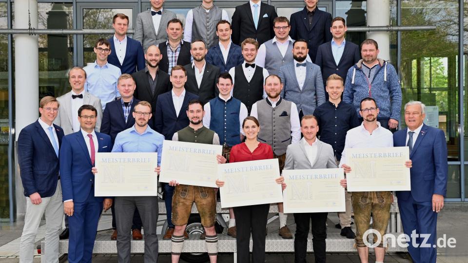 26 Elektrotechniker schlossen ihren Meister erfolgreich ab. HWK-Vizepräsident Gerhard Ulm (vorne,links) und HWK-Geschäftsführer Alexander Stahl (vorne, Zweiter von links). Bild: Kraus/exb