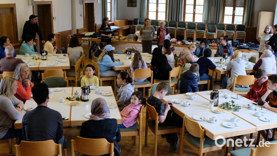 Ein familiäres Treffen bei Kaffee, Tee, Kuchen und Gebäck gab es für die ukrainischen Kriegsflüchtlinge im katholischen Pfarrheim unter der Führung des Arbeitskreises &quot;Asyl&quot;. Bild: le