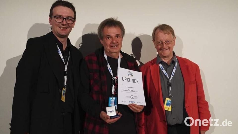 Markus Siebler, Präsident des BDFA, der sichtlich gerührte Förderlehrer Egid Spies und Adalbert Becker, Präsident des LFVB. Bild: Katharina Huber