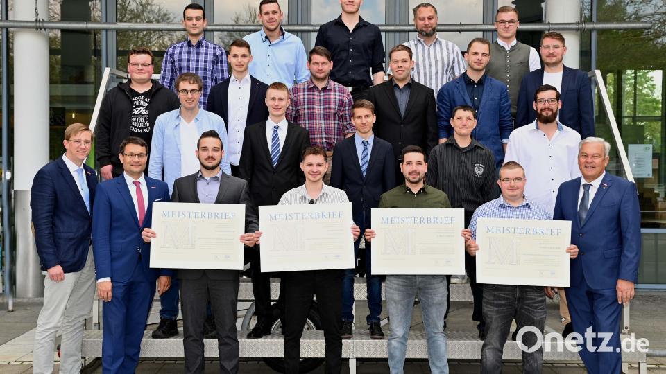 Glückwünsche an die Absolventen des Kraftfahrzeugtechnikermeisterkurses. Bild: Kraus/exb