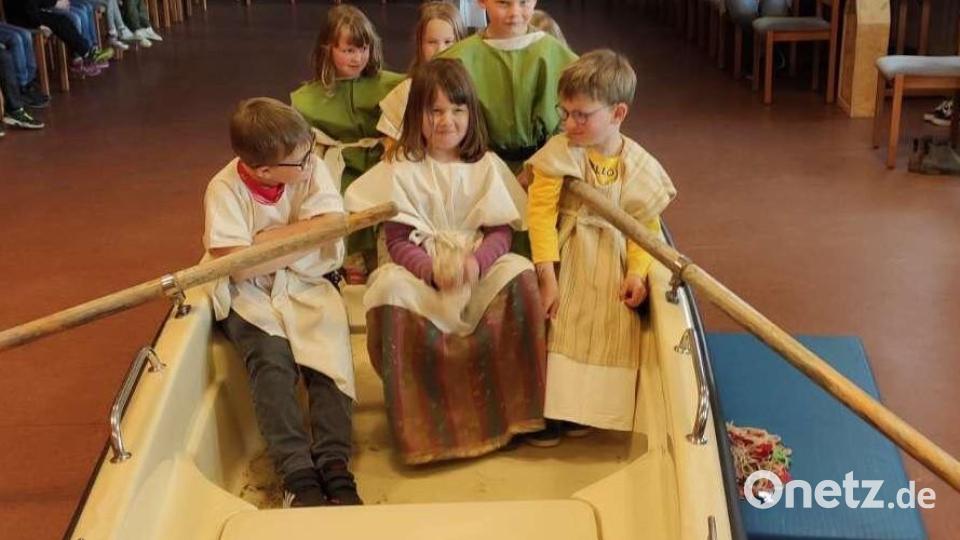 Beim Bibeltag im katholischen Kindergarten haben sich die Kleinen als Jünger verkleidet. Bild: gz