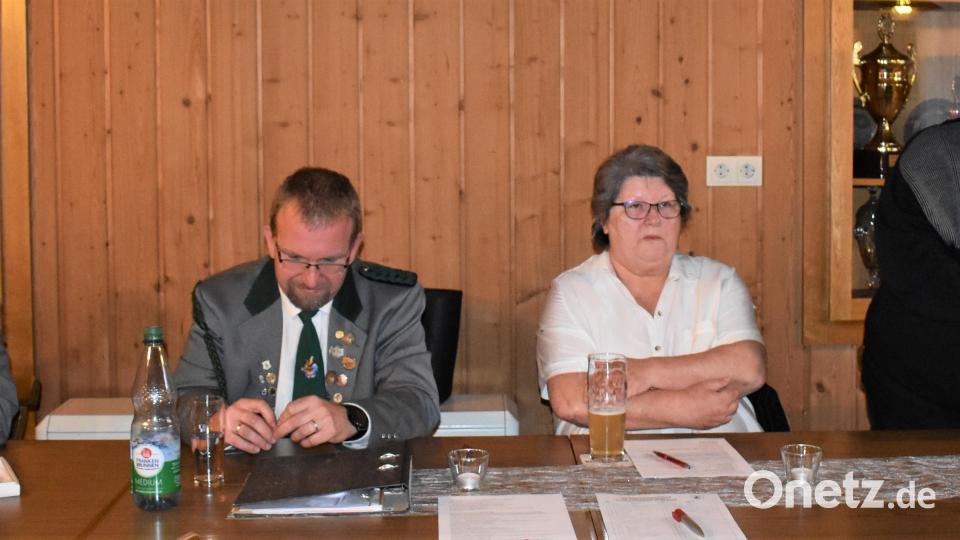 Sportleiter Benedict Schmidt (links) und zweite Schützenmeisterin Elisabeth Werner hatten bei der Jahreshauptversammlung der &quot;Falkenhorst&quot;-Schützen nicht viel zu berichten. Jugendleiter Stefan Brändl wünscht sich, besonders für die Jugend, dass wieder mehr möglich ist. Lobende Worte kamen von Stadtverbandsvorsitzenden Gerhard Mark (rechts). Bild: rgr