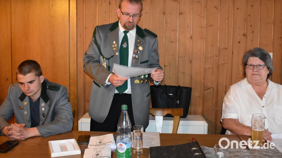 Sportleiter Benedict Schmidt (links) und zweite Schützenmeisterin Elisabeth Werner hatten bei der Jahreshauptversammlung der &quot;Falkenhorst&quot;-Schützen nicht viel zu berichten. Jugendleiter Stefan Brändl wünscht sich, besonders für die Jugend, dass wieder mehr möglich ist. Bild: rgr