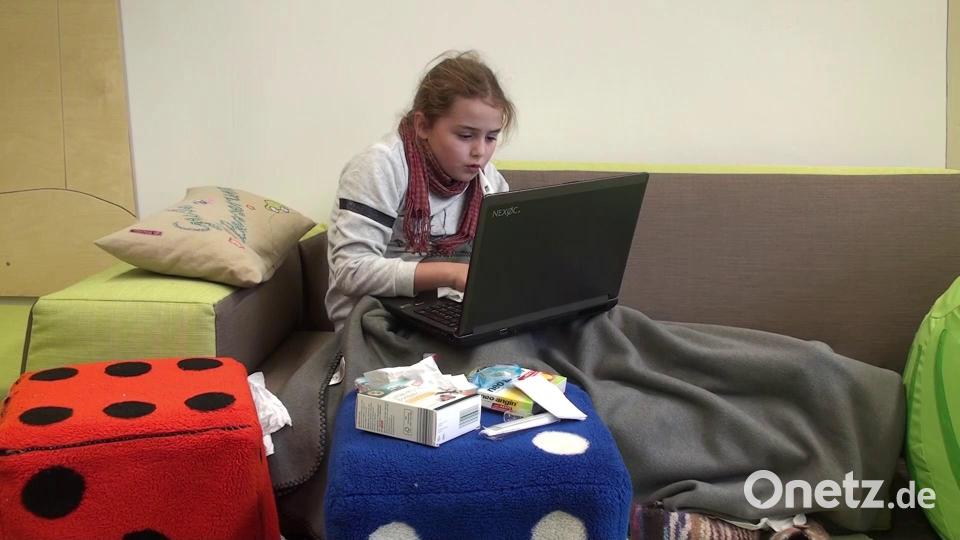 In dieser Szene aus dem Film recherchiert Charlotte ihre Krankheitssymptome im Internet. Die Diagnosen von „GUUGLE“ überraschen… Bild: Egid Spies