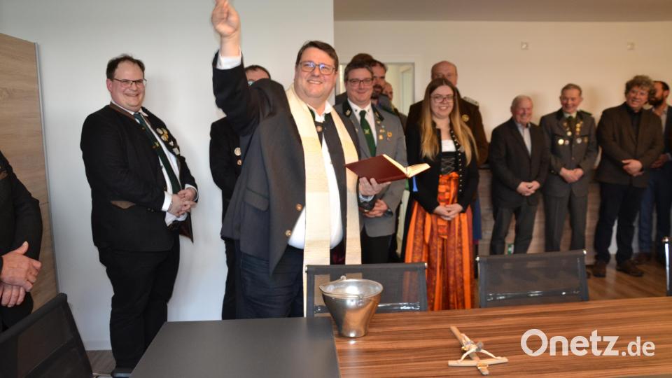 Große Freude herrscht bei Gauschützenmeister Stefan Brandmiller (links) und den Gausschützen, als Pfarrer Udo Klösel der neuen Gaugeschäftsstelle den kirchlichen Segen erteilt. Bild: gi