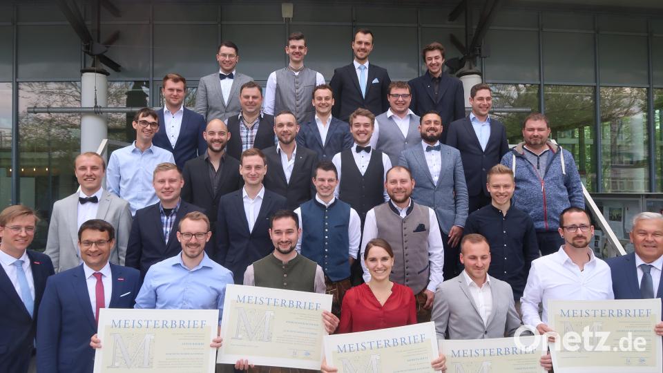 27 Elektrotechniker erhielten am Samstag ihre Meisterbriefe. Bild: Kunz