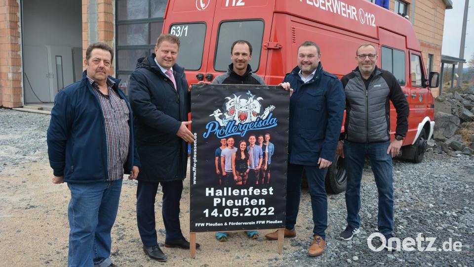 Die Verantwortlichen der Feuerwehr Pleußen freuen sich auf das 20. Hallenfest, das an diesem Samstag, 14 Mai., in der Festhalle von Josef Eckert stattfinden wird. Im Bild (von links) Matthias Kastl, Bürgermeister Stefan Grillmeier, Kommandant Wolfgang Haberkorn, Anton Kunz und Vorsitzender Markus Fischer. Bild: jr