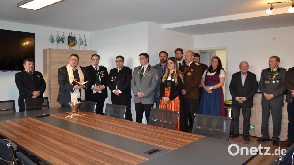Große Freude herrschte bei Gauschützenmeister Stefan Brandmiller (Dritter von links) und den Gausschützen als Pfarrer Udo Klösel der neuen Gaugeschäftsstelle den kirchlichen Segen erteilte. Bild: gi