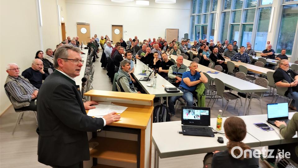 Das Thema Waldumbau interessiert: Viele Zuhörer hatten sich zur Waldbesitzerversammlung eingefunden und verfolgten aufmerksam die Ausführungen von WBV-Vorsitzenden Martin Prey. Bild: lg