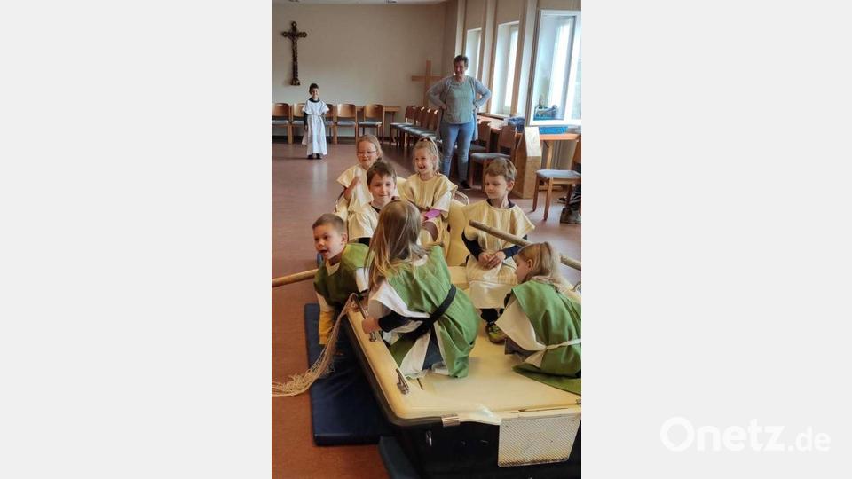 Nach einer Inszenierung von Erzieherin Christina Wagner spielten die Kinder das Wunder am Tiberiasee nach. Bild: gz