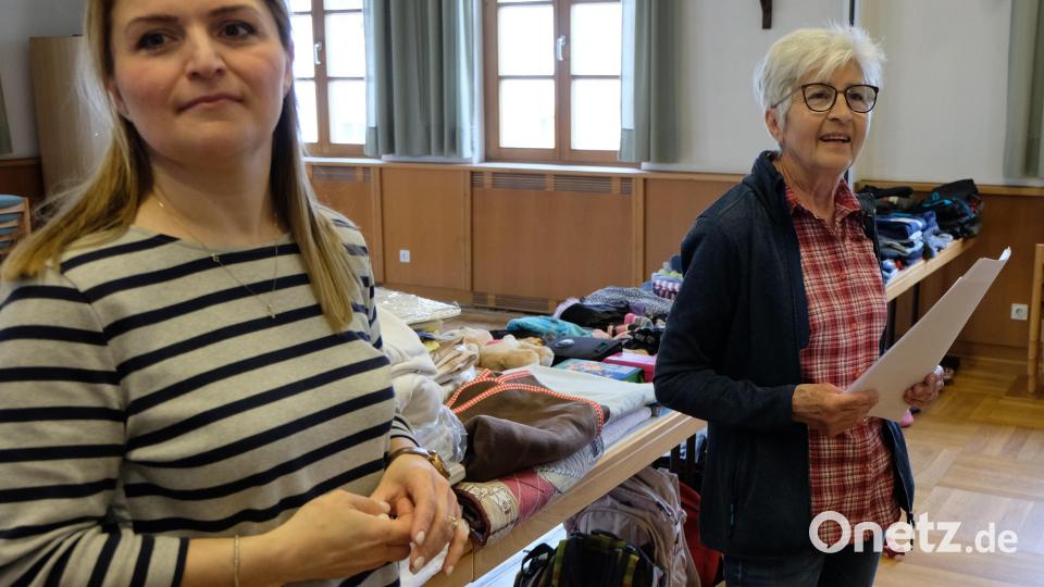 Anahit Bayolan (links) ist als Dolmetscherin für den Dialog mit den ukrainischen Flüchtlingen unentbehrlich und eine große Hilfe für den Arbeitskreis Asyl und Managerin Eli Dreßler (rechts). Bild: le